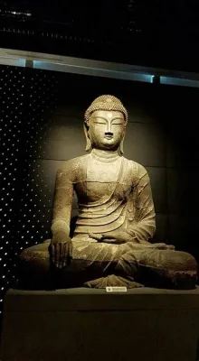  Goryeo Seated Buddha  Riflette la Maestosità del Buddismo e l'Eleganza della Scultura Coreana!