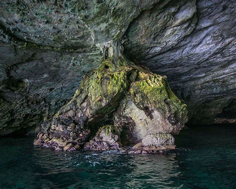 La Grotta del Drago Celeste! Una Visione Onirica di Un Mondo Superiore Immerse nella Luce Dorata